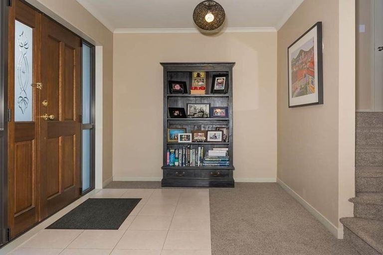 Photo of property in 2/18 Limmer Place, Browns Bay, Auckland, 0632