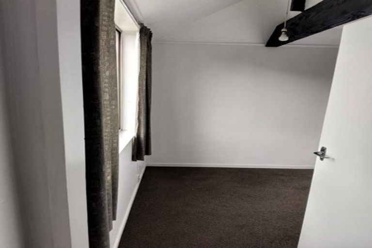 Photo of property in 112 Akaroa Drive, Maupuia, Wellington, 6022