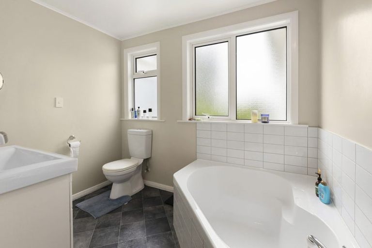 Photo of property in 122 Donald Street, Karori, Wellington, 6012