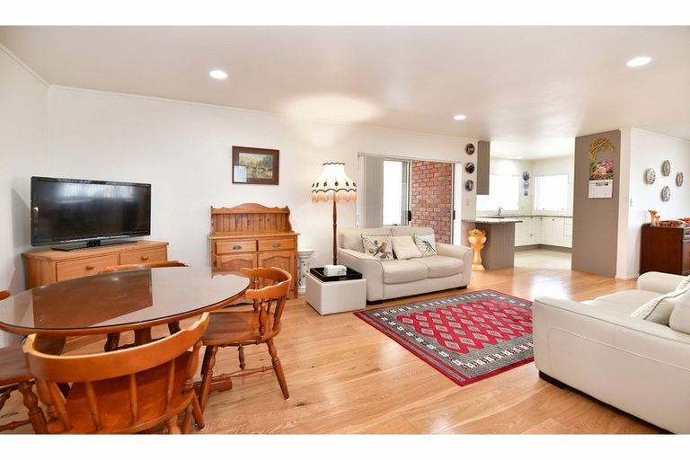 Photo of property in 110 Lakeside Drive, Orewa, 0931