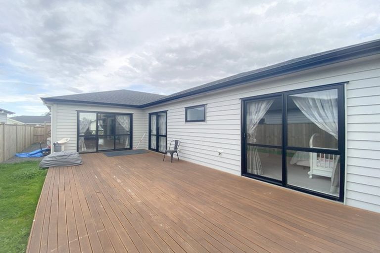 Photo of property in 15 Ropere Street, Kumeu, 0810