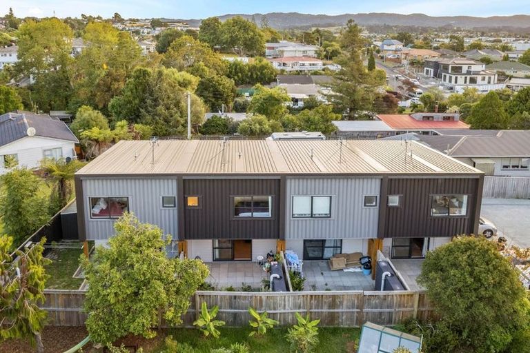 Photo of property in 4d Wattle Road, Sunnyvale, Auckland, 0612