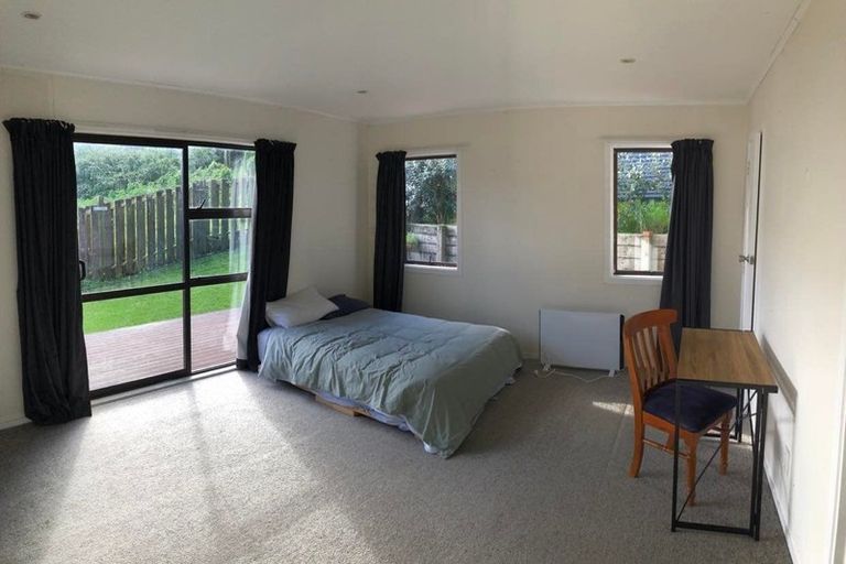 Photo of property in 29 Deverell Place, Northcross, Auckland, 0632