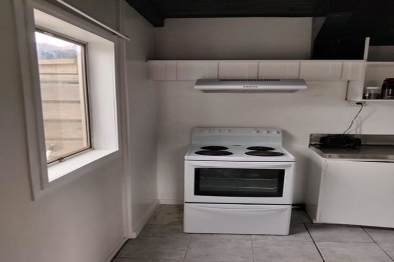 Photo of property in 112 Akaroa Drive, Maupuia, Wellington, 6022