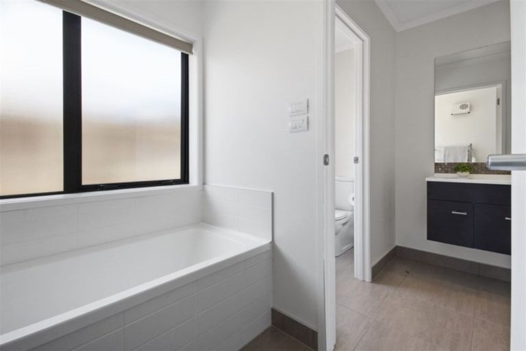 Photo of property in 14 Tongeren Square, Karaka, Papakura, 2113