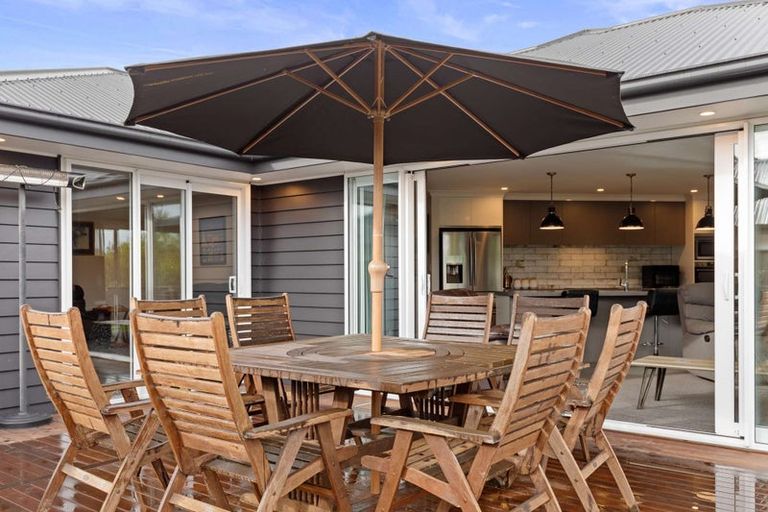 Photo of property in 69 Johnstone Drive, Fitzherbert, Palmerston North, 4410