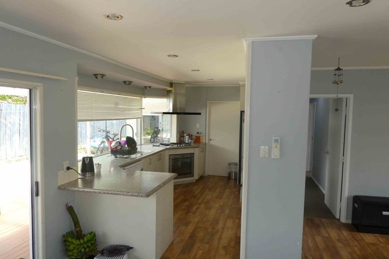 Photo of property in 25c Thornlow Street, Glendene, Auckland, 0602