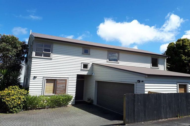 Photo of property in 2/190 East Coast Road, Forrest Hill, Auckland, 0620