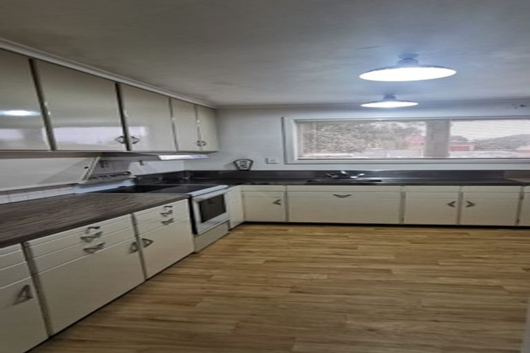 Photo of property in 32 Woodford Avenue, Henderson, Auckland, 0610