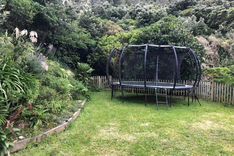 Photo of property in 18 Cave Road, Houghton Bay, Wellington, 6023