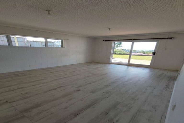 Photo of property in 14 Chelsea View Drive, Chatswood, Auckland, 0626