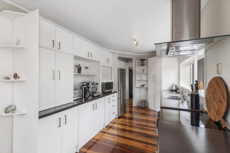 Photo of property in 18 Rimutaka Place, Titirangi, Auckland, 0604