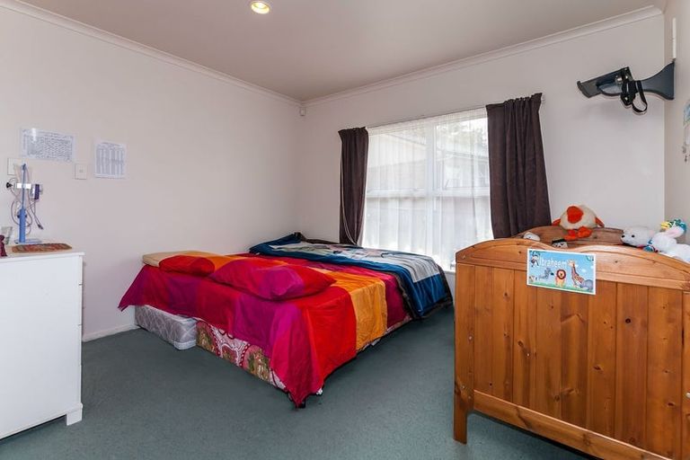 Photo of property in 2/13 Teviot Place, Totara Vale, Auckland, 0629
