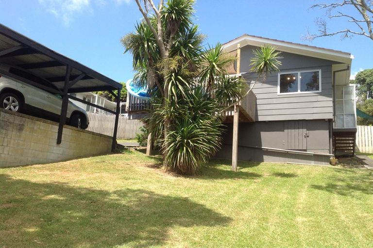 Photo of property in 2/247 Wairau Road, Totara Vale, Auckland, 0627