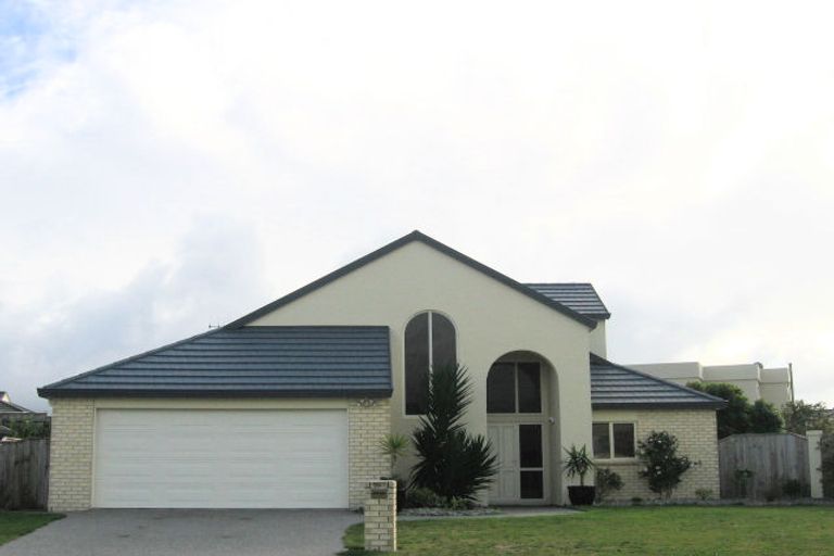 Photo of property in 8 San Priamo Place, Paraparaumu Beach, Paraparaumu, 5032