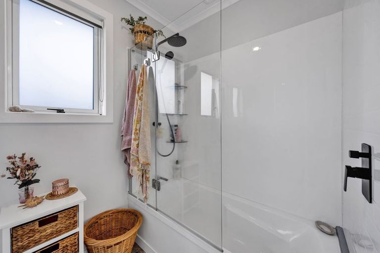 Photo of property in 15 Bone Crescent, Hawera, 4610