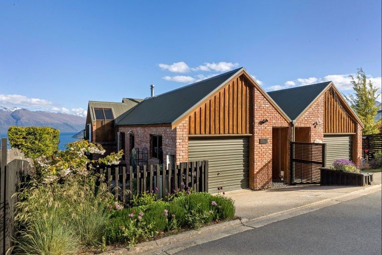 Photo of property in 138a Wynyard Crescent, Fernhill, Queenstown, 9300