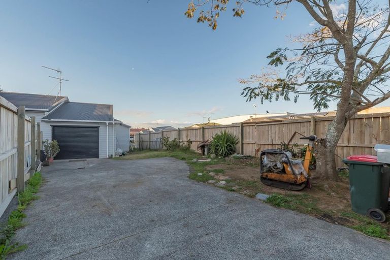 Photo of property in 2/6 Eulogy Place, Randwick Park, Auckland, 2105