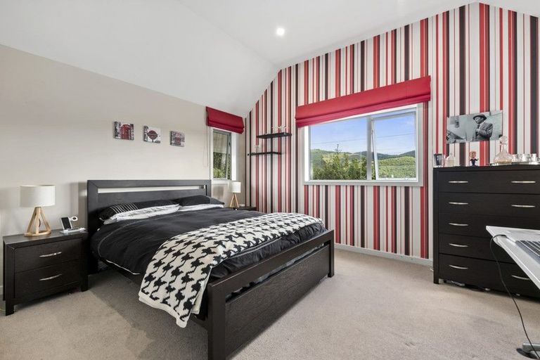 Photo of property in 42 Heretaunga Square, Silverstream, Upper Hutt, 5019