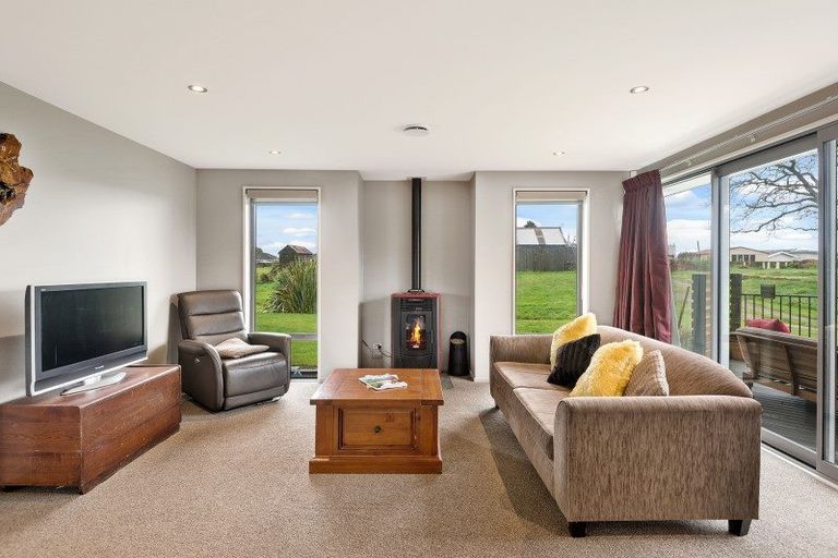 Photo of property in 28 Springwater Avenue, Northwood, Christchurch, 8051