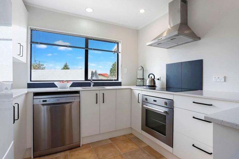 Photo of property in 6 Thalia Place, Totara Vale, Auckland, 0629