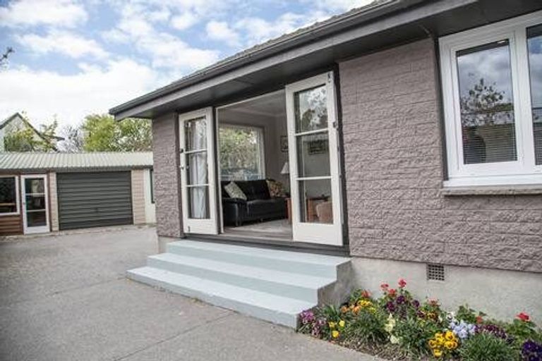 Photo of property in 354 Memorial Avenue, Burnside, Christchurch, 8053