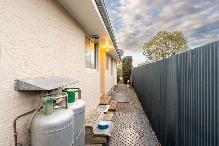Photo of property in 43 Daniels Road, Redwood, Christchurch, 8051