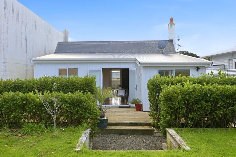 Photo of property in 35 Hine Street, New Plymouth, 4310