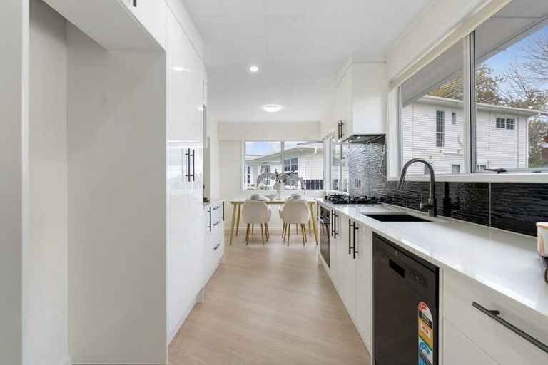 Photo of property in 17 Nan Place, Pakuranga Heights, Auckland, 2010