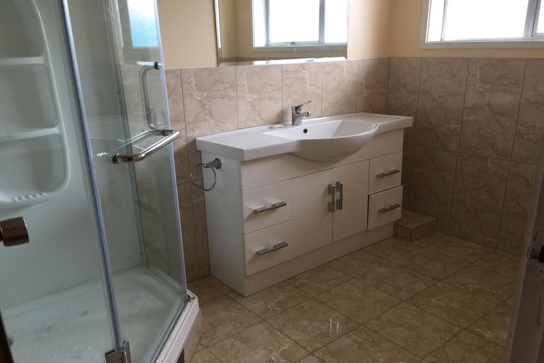 Photo of property in 1/4220 Great North Road, Glendene, Auckland, 0602