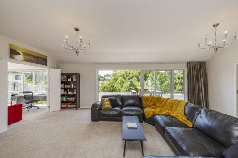 Photo of property in 28 Cashmere Drive, Fitzherbert, Palmerston North, 4410