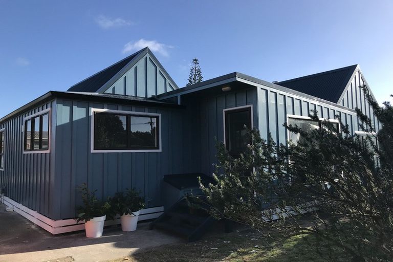 Photo of property in 3 Sarah Street, Waikawa Beach, Levin, 5573