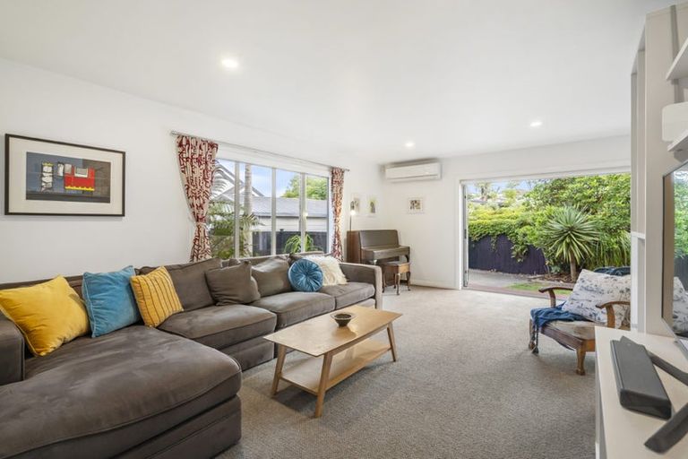 Photo of property in 2/7 Phillip Parade, Forrest Hill, Auckland, 0620