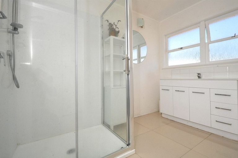 Photo of property in 2/390 Glenfield Road, Glenfield, Auckland, 0629