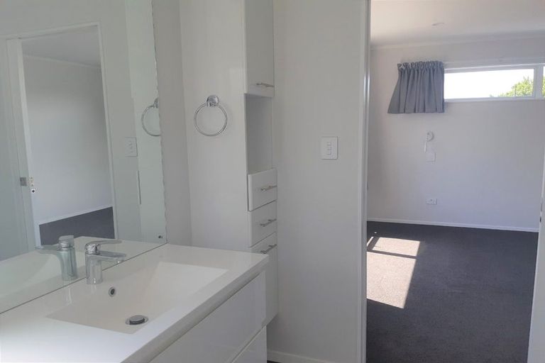 Photo of property in 1 Raelene Place, Massey, Auckland, 0614