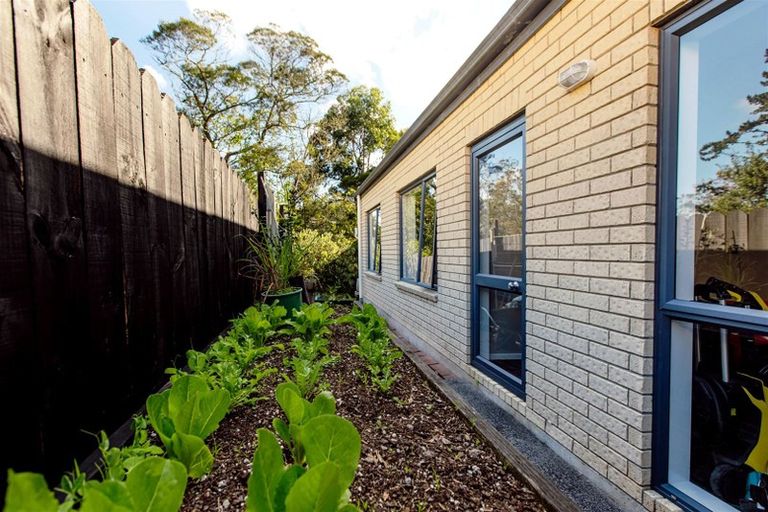 Photo of property in 13 Berkshire Terrace, Massey, Auckland, 0614