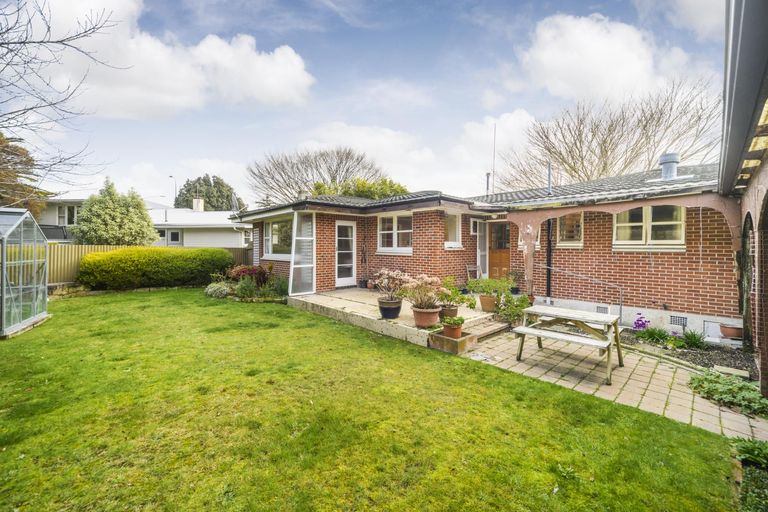Photo of property in 6 Churchill Avenue, Hokowhitu, Palmerston North, 4410