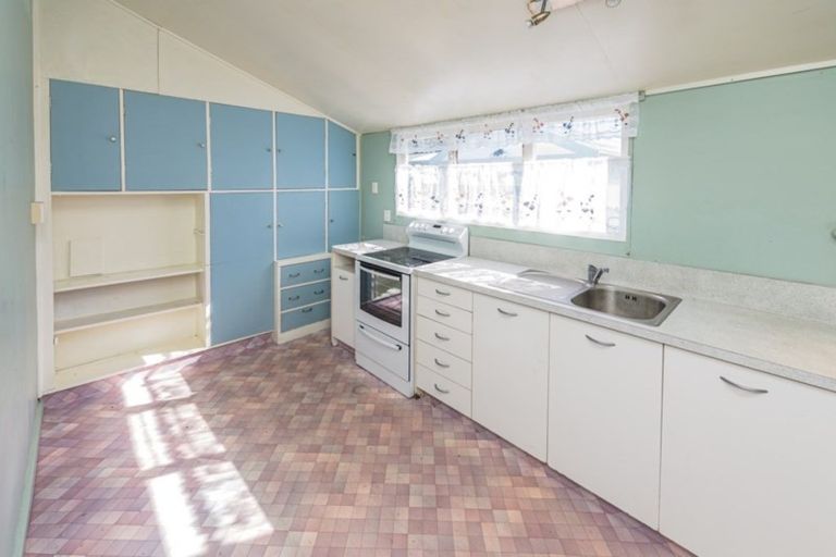 Photo of property in 16 Carlton Avenue, Gonville, Whanganui, 4501