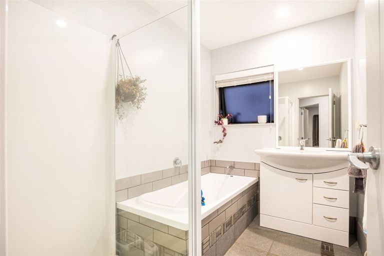 Photo of property in 68 South Kensington Way, Henderson, Auckland, 0612