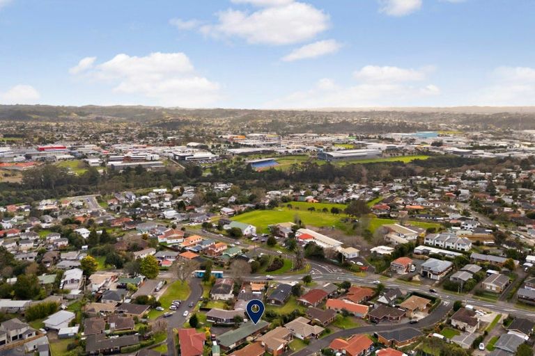 Photo of property in 2/6 Annette Avenue, Te Atatu South, Auckland, 0610