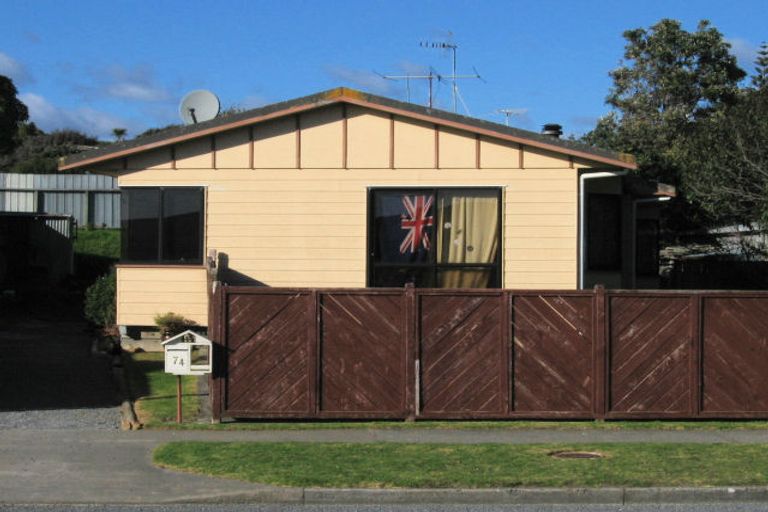 Photo of property in 74 Queens Road, Waikanae Beach, Waikanae, 5036