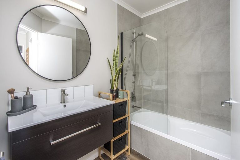 Photo of property in 9s Clearwater Cove, West Harbour, Auckland, 0618