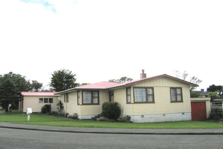 Photo of property in 4 Loasby Crescent, Newlands, Wellington, 6037