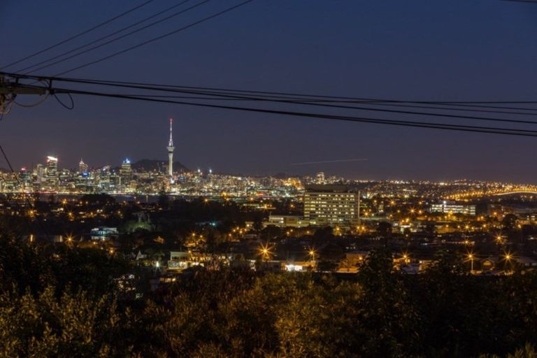 Photo of property in 1/14 Castor Bay Road, Castor Bay, Auckland, 0620