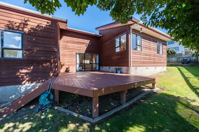 Photo of property in 36 Albatross Close, Whitby, Porirua, 5024