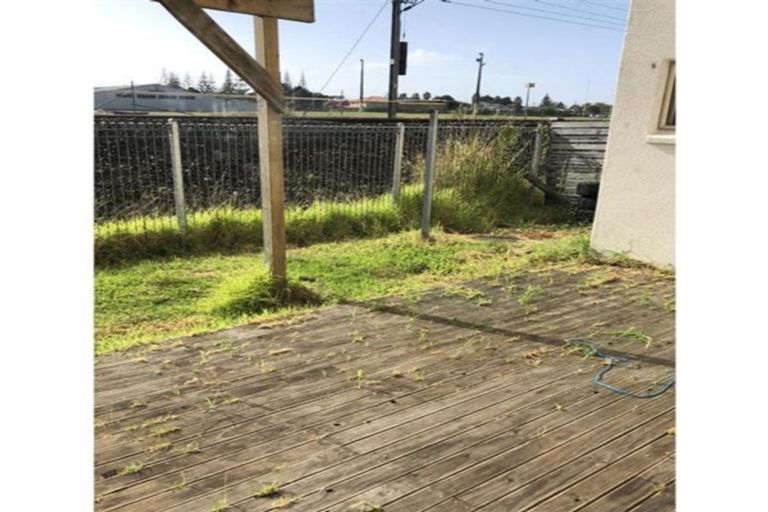 Photo of property in 15 Lockington Avenue, Henderson, Auckland, 0612