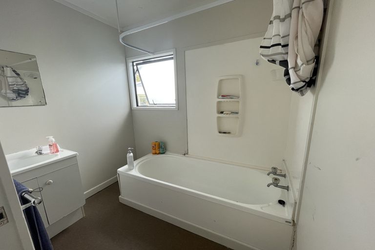 Photo of property in 2/5 Solveig Place, Randwick Park, Auckland, 2105