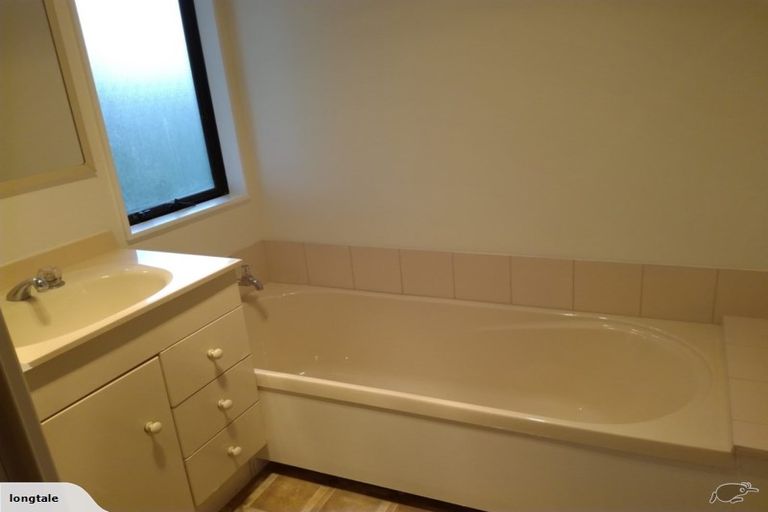 Photo of property in 6 Ashton Fitchett Drive, Brooklyn, Wellington, 6021