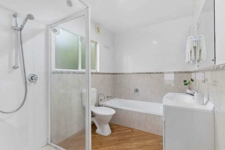 Photo of property in 1/48a Exmouth Road, Northcote, Auckland, 0627