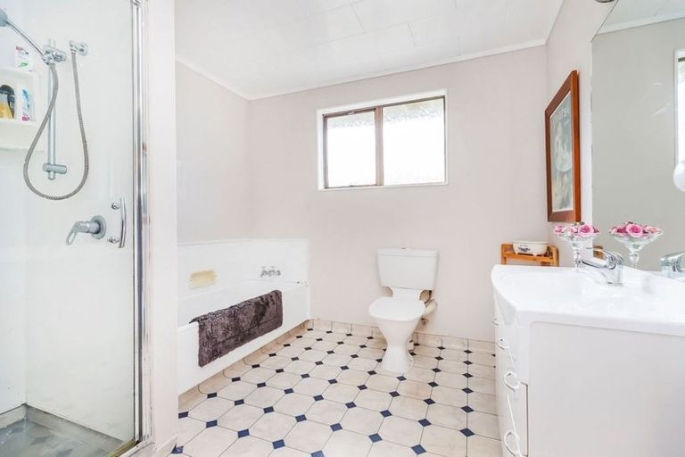 Photo of property in 81 Victory Crescent, Tawa, Wellington, 5028